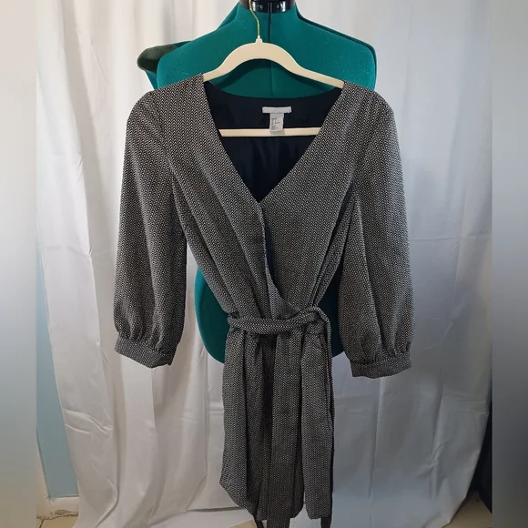 H&M 4 Black and White V Neck 3/4 Sleeve Short Romper Pockets and Belt - Picture 2 of 9